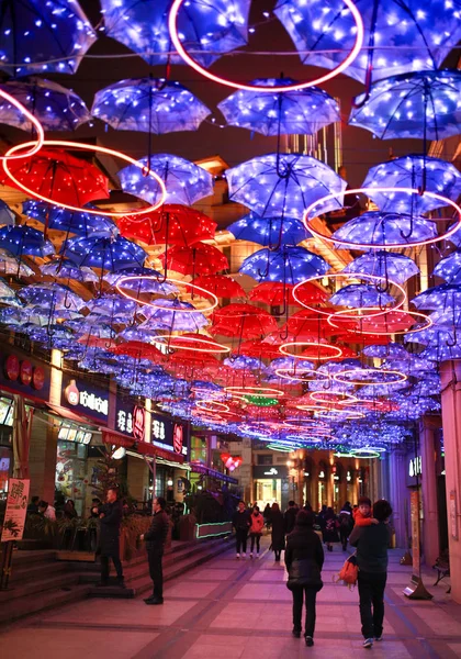 Toeristen Lopen Onder Honderden Paraplu Verlicht Door Kleurrijke Led Verlichting — Stockfoto