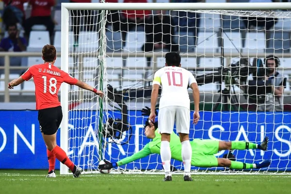 Hwang Links Der Südkoreanischen Fußballnationalmannschaft Schießt Den Ball Gegen Yan — Stockfoto