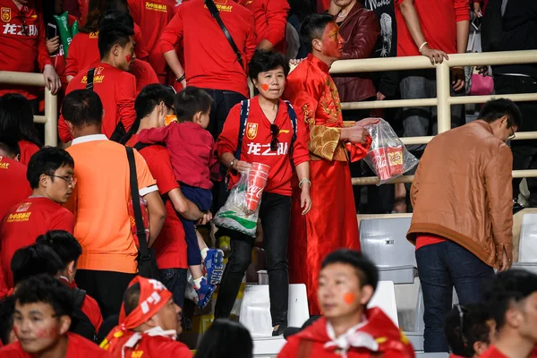 Los Aficionados Chinos Fútbol Limpian Tribuna Del Estadio Después Que — Foto de Stock