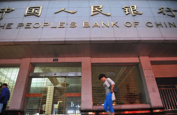 Fotgängare Går Förbi Gren Folkets Bank China Pboc Kinas Central — Stockfoto