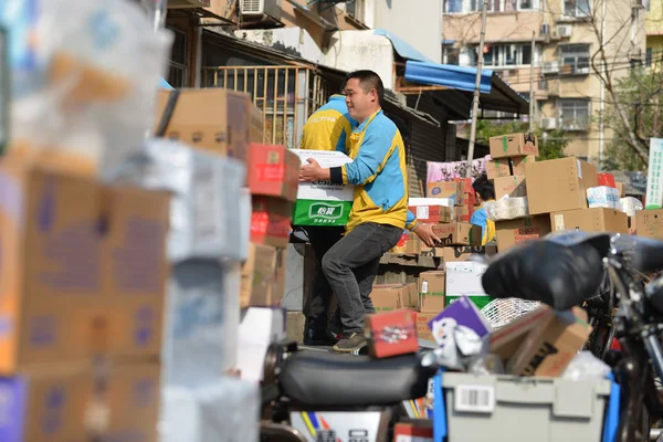 상거래 소매업 그룹의 노동자는 센터의 동쪽으로 중국의 2018에 소포에 밖으로 — 스톡 사진
