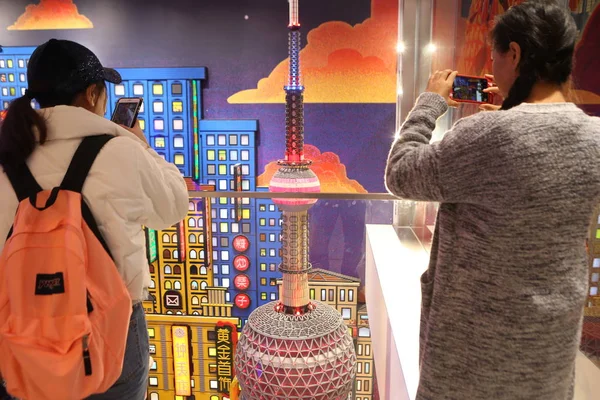 Ein Meter Hohes Modell Des Orientalischen Perlen Fernsehturms Aus 540 — Stockfoto