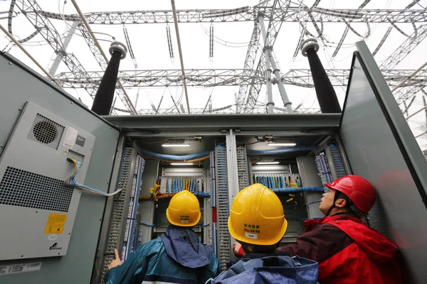 中国技術者チェック変電所は中国の最大のほとんど複雑舟山市 中国東部の浙江省 2019 500 超高圧電力線 — ストック写真