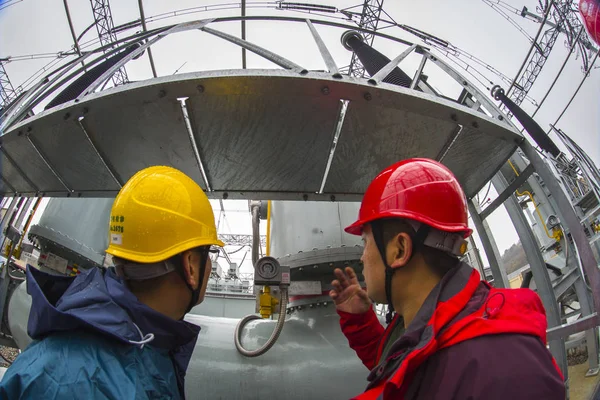 기술자 중국의 규모의 변전소를 500 전력선 저우산 동쪽으로 중국의 2019 — 스톡 사진