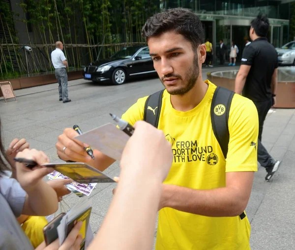 Nuri Sahin Dari Borussia Dortmund Tanda Tangan Untuk Fans Cina — Stok Foto
