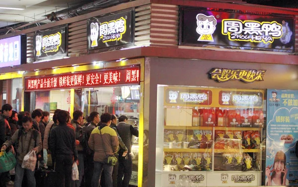 Des Clients Chinois Font Queue Pour Acheter Nourriture Dans Magasin — Photo