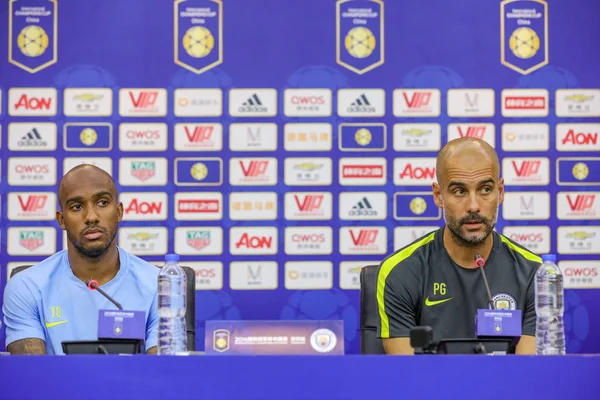 Capo Allenatore Pep Guardiola Destra Fabian Delph Manchester City Partecipano — Foto Stock