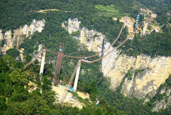 Widok Najdłuższy Najwyższy Świecie Most Szklany Dnem Budowie Nad Zhangjiajie — Zdjęcie stockowe