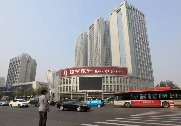 車両は 中国の金州銀行の支店を過ぎて 2015年10月16日 — ストック写真