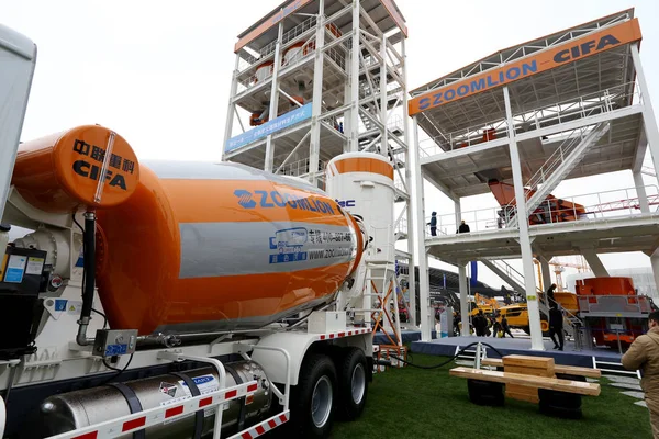 Visitantes Olham Para Máquinas Construção Zoomlion Exposição Feira Internacional Máquinas — Fotografia de Stock