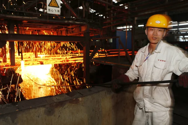 Čínský Dělník Vyrábí Výrobky Oceli Ocelárny Lianyungang City Východní Číny — Stock fotografie