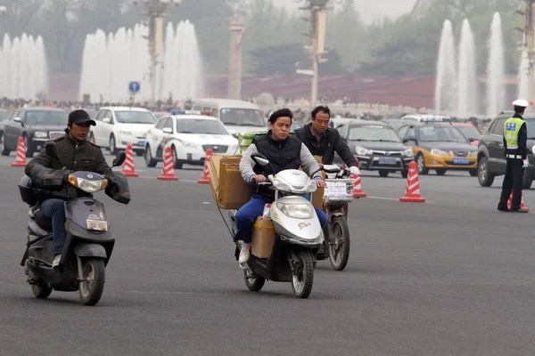 Çin Bisikletçiler Nisan 2016 Pekin Çin Tiananmen Meydanı Ile Elektrikli — Stok fotoğraf