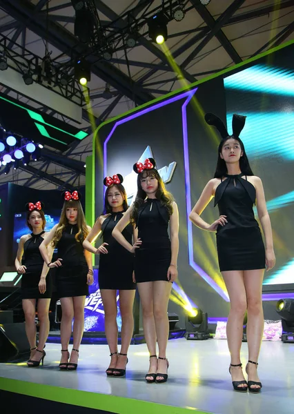 Showgirls Poz Sahne Alanı Nda Çin Dijital Eğlence Expo Olarak — Stok fotoğraf
