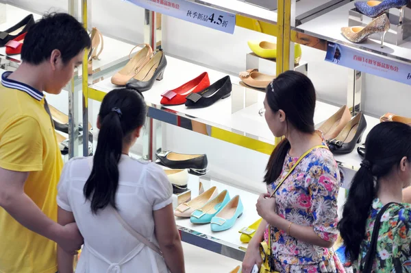 2014 日中国北東部の遼寧省瀋陽市のショッピング モールでベルの靴のための中国の顧客ショップ — ストック写真