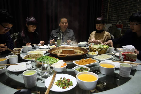 Çinli Müşteriler Sanmenxia Şehrinde Bir Hotpot Restoranda Sıcak Tencere Keyfini — Stok fotoğraf