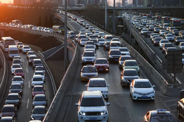 北京の高架道路で 車両が渋滞の中でゆっくりと動く 2016年2月23日 — ストック写真