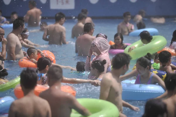 Chinese Vakantiegangers Menigte Een Zwembad Een Waterpark Een Scorcher Chongqing — Stockfoto