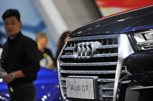 Visitante Olha Para Audi Exposição Durante Show Automóveis Tianjin China — Fotografia de Stock