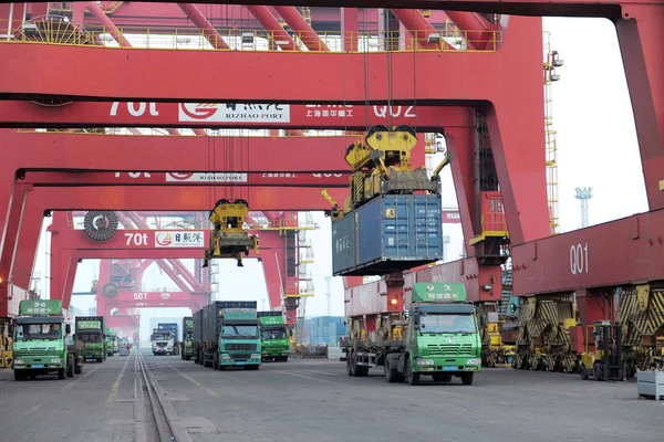 Containers Gelost Van Een Containerschip Zijn Geladen Vrachtwagens Kade Haven — Stockfoto