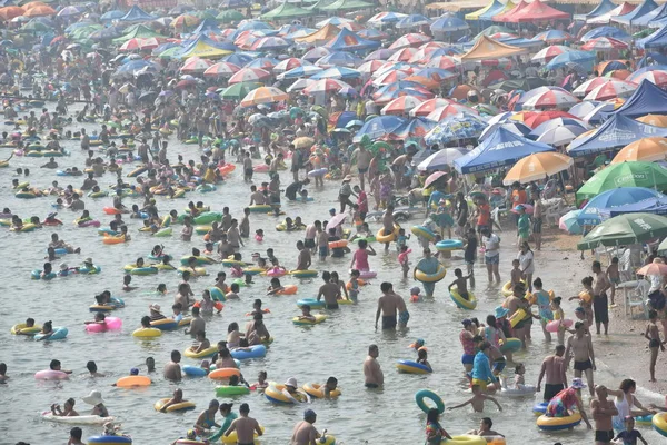 Los Turistas Llenan Complejo Playa Para Refrescarse Día Abrasador Ciudad — Foto de Stock