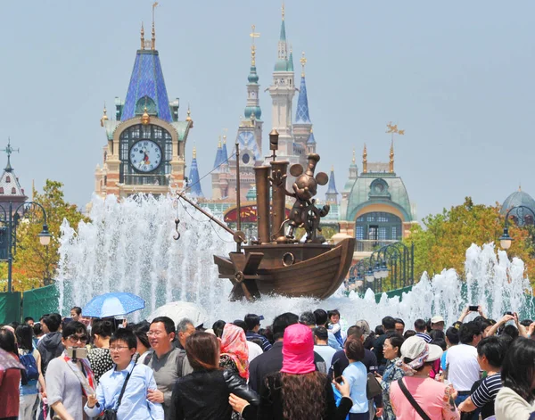 Τουρίστες Πλήθους Disneytown Στο Θέρετρο Disney Σαγκάης Στο Pudong Σανγκάη — Φωτογραφία Αρχείου