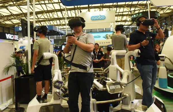 Επισκέπτες Προσπαθούν Δοκιμάσουν Εικονική Πραγματικότητα Συσκευές Για Παίξουν Ηλεκτρονικά Παιχνίδια — Φωτογραφία Αρχείου