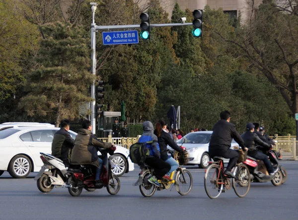 Çin Bisikletçiler Bisiklet Elektrikli Bisiklet Pekin Çin Bir Yolda Nisan — Stok fotoğraf
