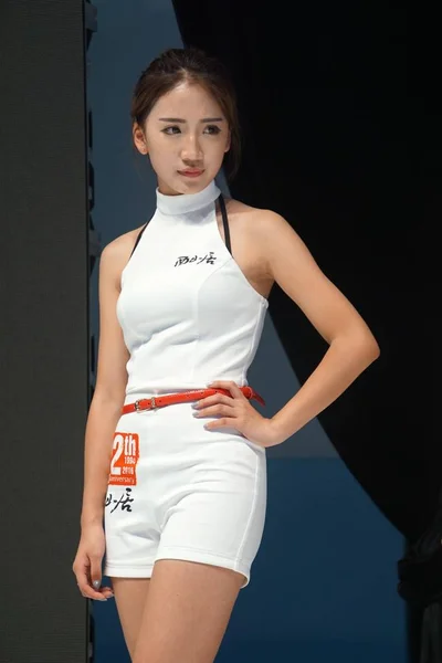 2016年7月28日 在中国上海举行的第14届中国数字娱乐博览会 2016年中国欢乐 一名作秀女孩摆姿势 — 图库照片