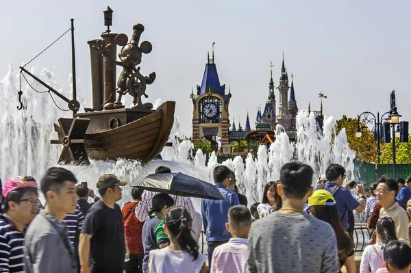 Τουρίστες Πλήθους Disneytown Στο Θέρετρο Disney Σαγκάης Στο Pudong Σανγκάη — Φωτογραφία Αρχείου