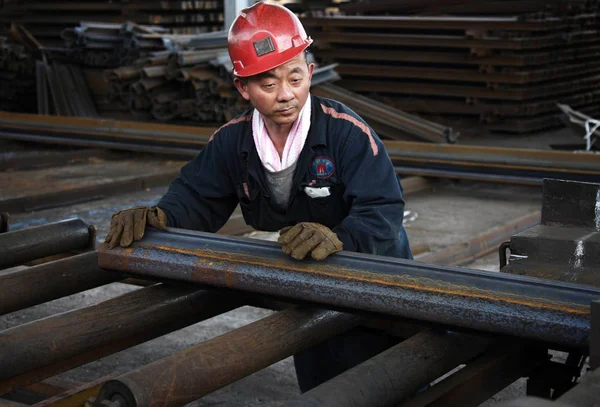 中国の労働者は 2016 日中国東部の安徽省淮北市の工場で鉄鋼製品を処理します — ストック写真
