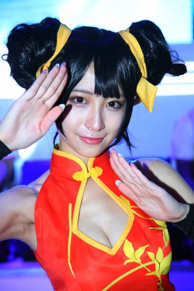 ショーガールに身を包んだコスプレ コスチューム ポーズ ステージ上で第 回の中国デジタル エンターテイメント展 またとして知られているチャイナジョイ 2016 年の間に上海 2016 — ストック写真