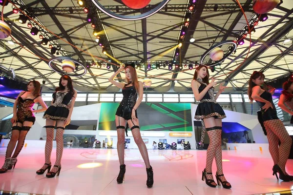 Showgirls Posar Palco Durante 14Th China Digital Entertainment Expo Também — Fotografia de Stock