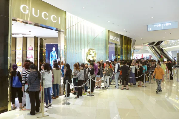 Kunder Som Köa Utanför Gucci Butik Shanghai Kina Maj 2015 — Stockfoto