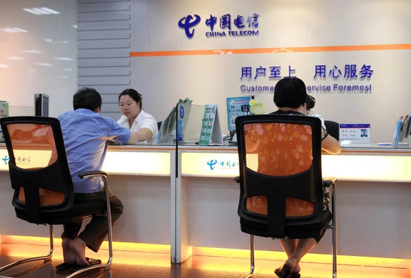 Kínai Titkárok Szolgálják Ügyfelek Egy Üzleti Csarnokban China Telecom Nantong — Stock Fotó