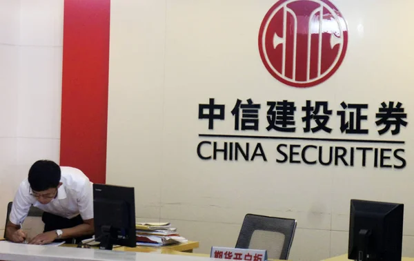 Empleado Chino Trabaja Una Sucursal China Securities Ciudad Yichang Provincia — Foto de Stock