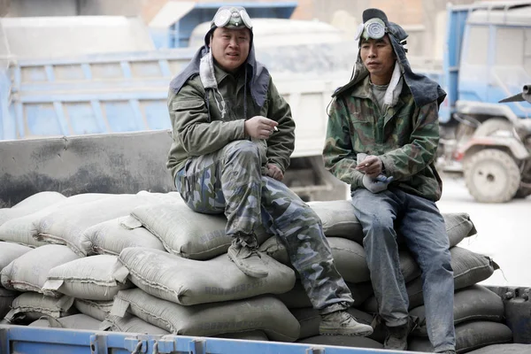 Chinese Workers Rest Sacks Cement Truck Cement Factory Huaibei City — Stock Photo, Image