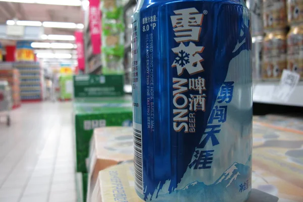 中国資源雪ビール株式会社 Sabmiller および中国資源企業との合弁の雪花ビールの缶は 中国のスーパーで販売 2014 — ストック写真