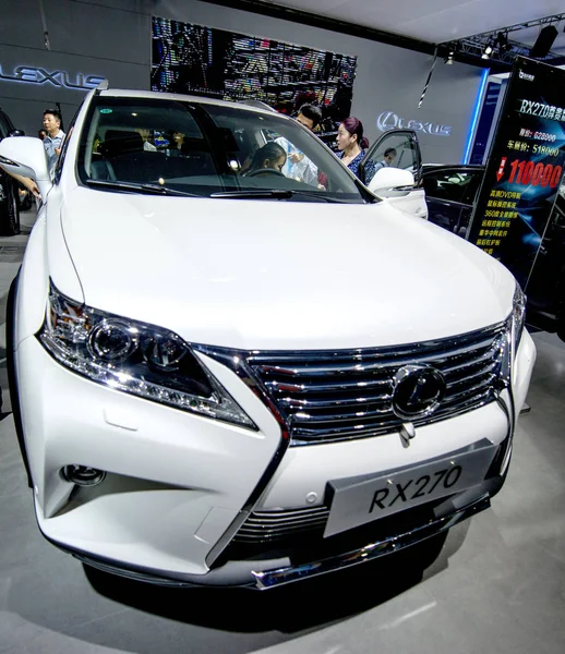 Visitors Try Out Look Lexus Rx270 Display Auto Show Chongqing — Stock Photo, Image