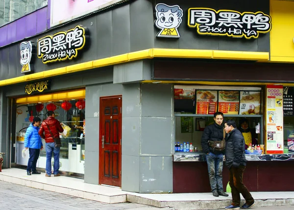 Chińscy Klienci Kupują Jedzenie Sklepie Zhouheiya Mieście Yichang Centralnej Chińskiej — Zdjęcie stockowe