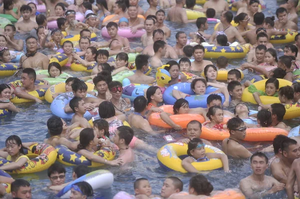 Китайские Отдыхающие Толпятся Бассейне Аквапарке Жару Чунцине Китай Июля 2016 — стоковое фото