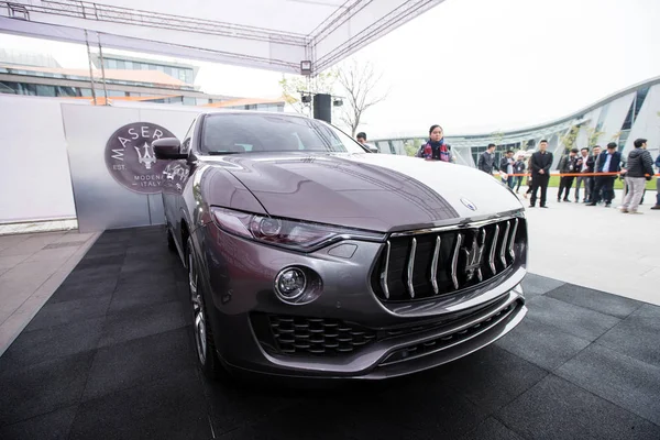 Los Visitantes Observan Suv Maserati Levante Exhibición Durante Evento Lanzamiento — Foto de Stock