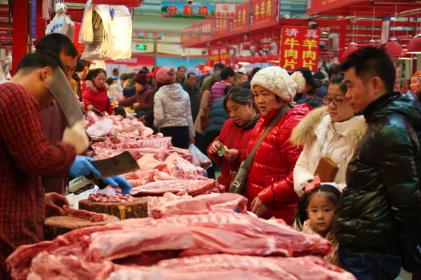 Chinese Customers Buy Pork Market Beijing China February 2015 — Stock Photo, Image