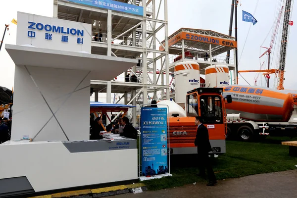 Bezoekers Kijken Naar Bouwmachines Van Zoomlion Tentoongesteld Internationale Vakbeurs Voor — Stockfoto