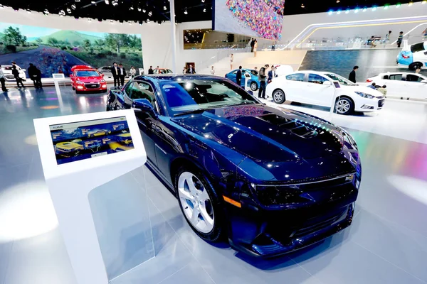 Látogatók Nézni Chevrolet Autók General Motors Kijelzőn Kiállítás Ideje Alatt — Stock Fotó