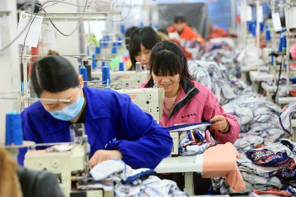 2016년 16일 허난성 카이펑시 웨이시 공장에서 중국인 노동자들이 바느질하고 — 스톡 사진