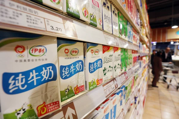 Yili Tej Van Eladó Egy Szupermarketben Xuchang City Közép Kínai — Stock Fotó