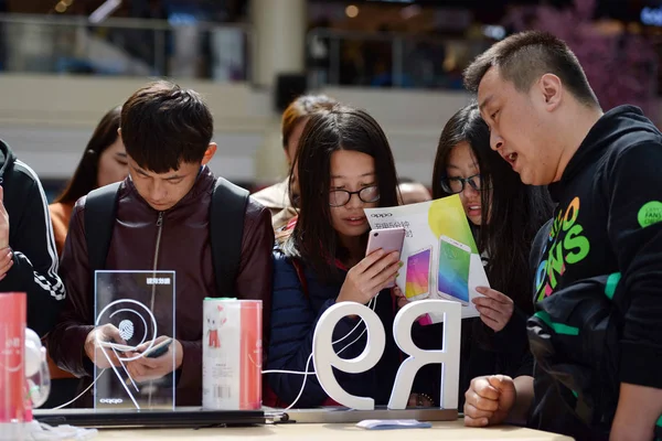 Chinese Customers Try Out Oppo Smartphones Promotional Campaign Shenyang City — Stock Photo, Image