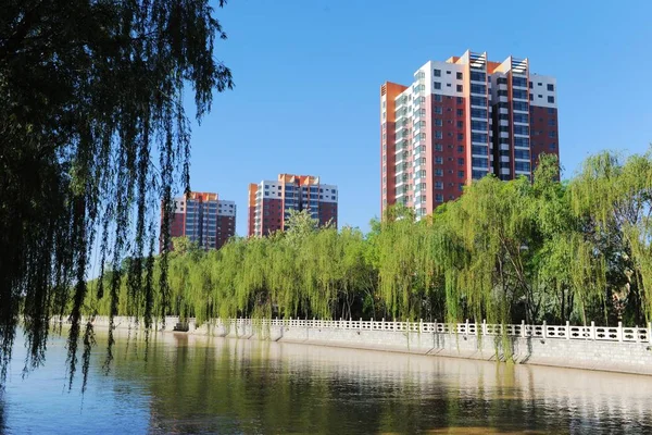 图为2015年5月12日中国西北宁夏回族自治区银川市新建的高层建筑 — 图库照片