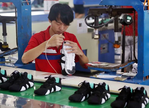 Китайський Працівник Розглядає Спортивне Взуття Заводі Jinjiang Місто Південно Східної — стокове фото