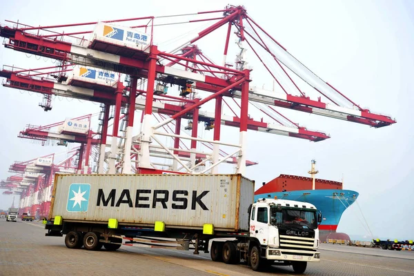 Náklaďák Přepravuje Kontejner Maersk Vyložení Kontejneru Loď Molu Přístavu Čching — Stock fotografie